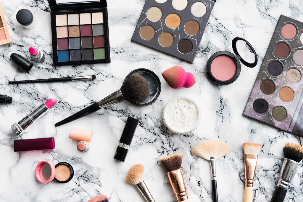 Imagen de varios productos de maquillaje en una mesa